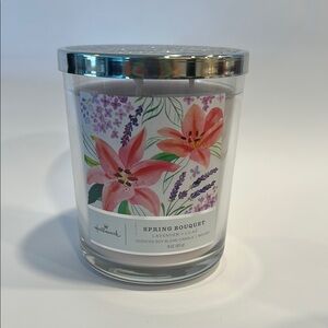 Hallmark ‘Spring Bouquet’ 💐 candle 🕯️
Brand New!! 3 wicks!